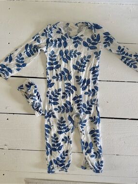 Kids White One-Piece Pajamas with Blue Leaf Print
